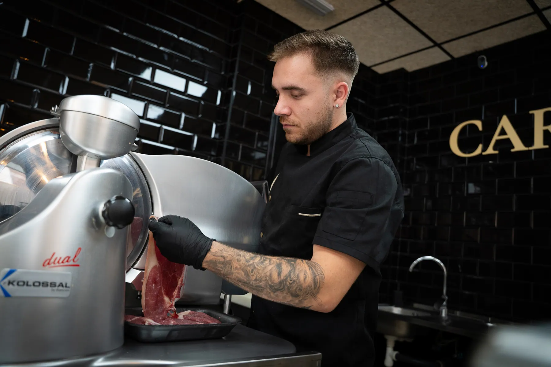 Carnicero de Alazán cortando carne de potro