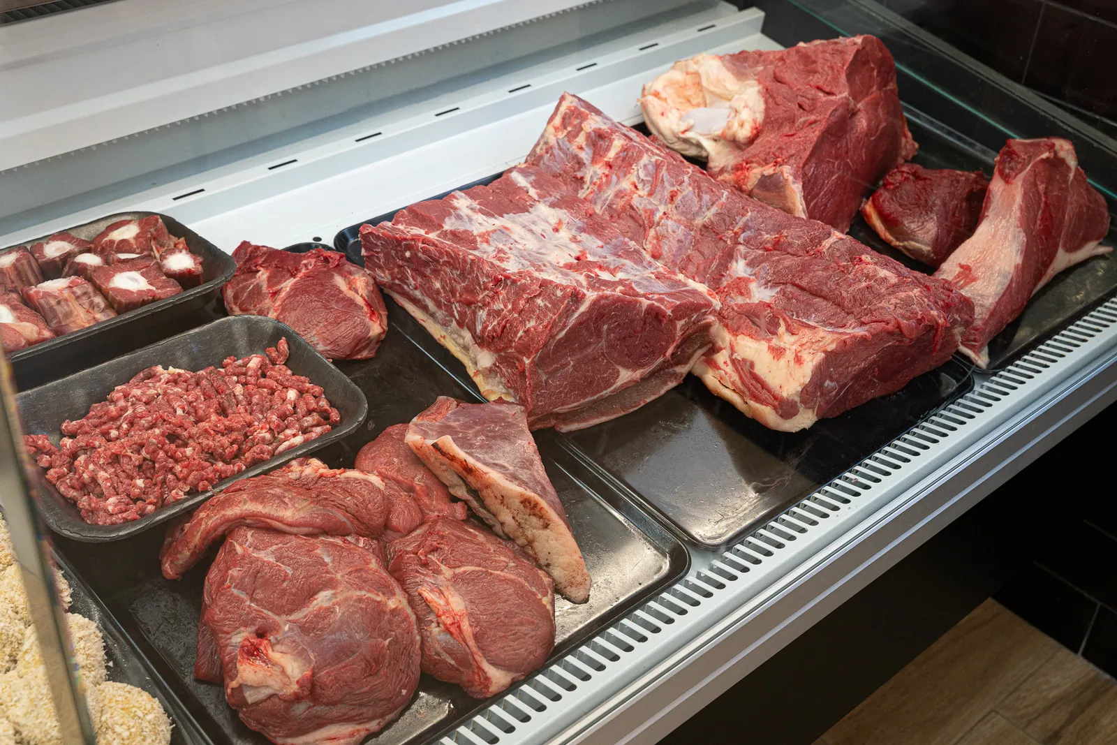 Piezas enteras de potro en la vitrina